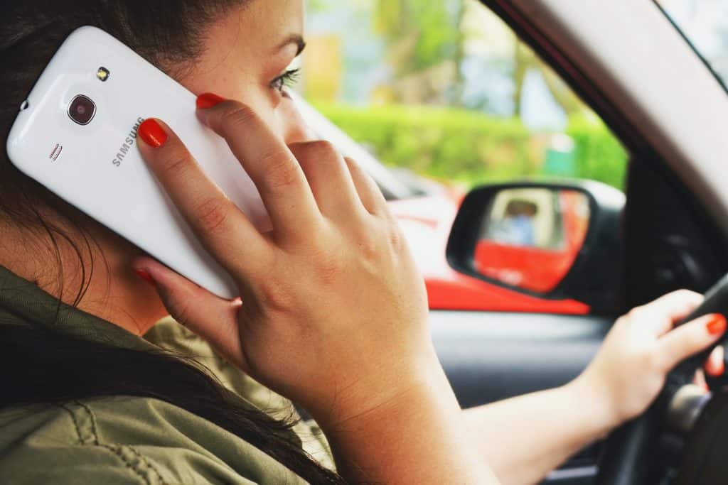 שימוש בטלפון בעת נהיגה