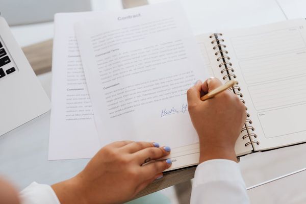 Karolina Grabowska באתר PEXELS אמונה ונאמנות: הסודות של עלות חתימת הנוטריון