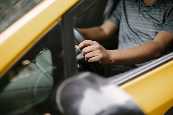 Tim Samuel באתר PEXELS נהיגה מקצועית במצב של צו ירושה אינו קיים